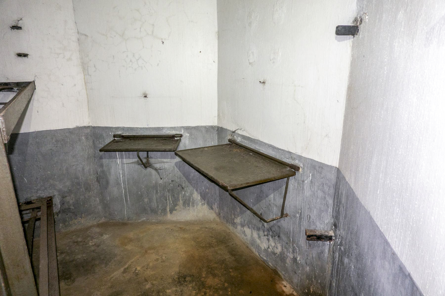 Ligne Maginot - ASCHBACH EST - O2 - (Casemate d'infanterie - Double) - Etage inférieur
Tablettes rabattables dans la chambre de troupe - Michel Teiten