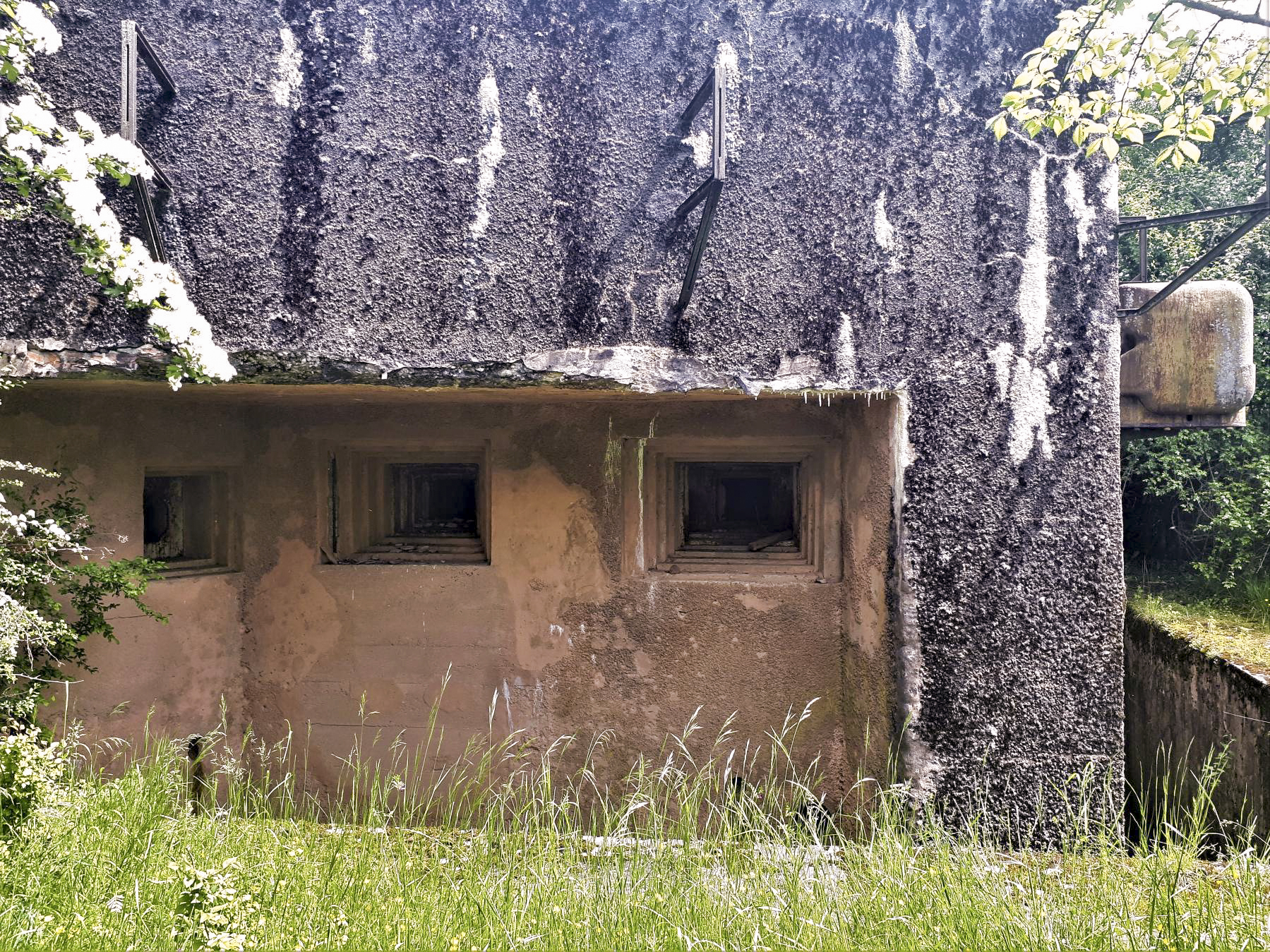 Ligne Maginot - LEMBACH - (Ouvrage d'infanterie) - Bloc 1
Les créneaux pour 2 JM et un canon de 47 - Gregory Fuchs
