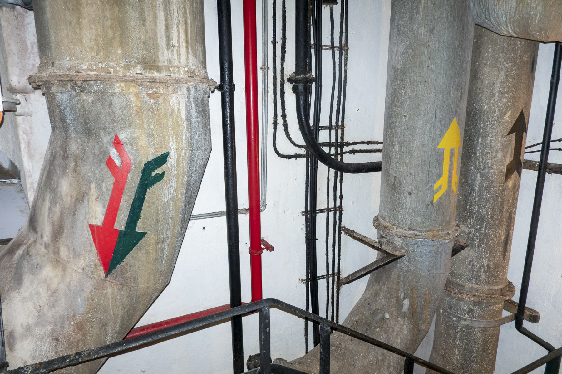 Ligne Maginot - SCHOENENBOURG - (Ouvrage d'artillerie) - Entrée des hommes
Gaines d'aération dans le puits du bloc - Michel Teiten