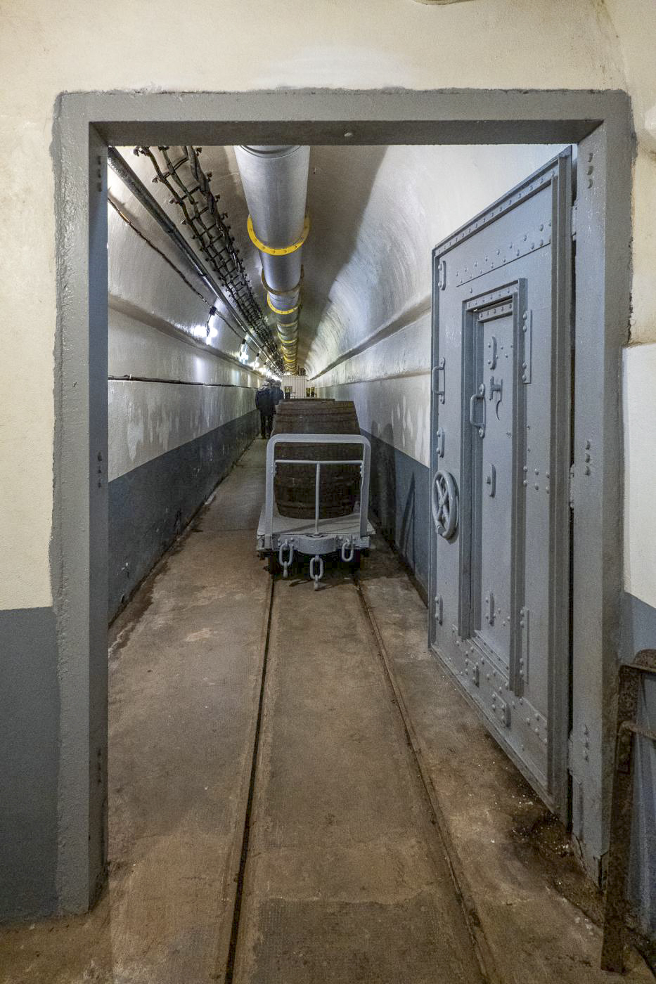 Ligne Maginot - SCHOENENBOURG - (Ouvrage d'artillerie) - Sas avant la galerie au pied de l'entrée des hommes.
Tout au bout se trouve le blockhaus de défense - Michel Teiten
