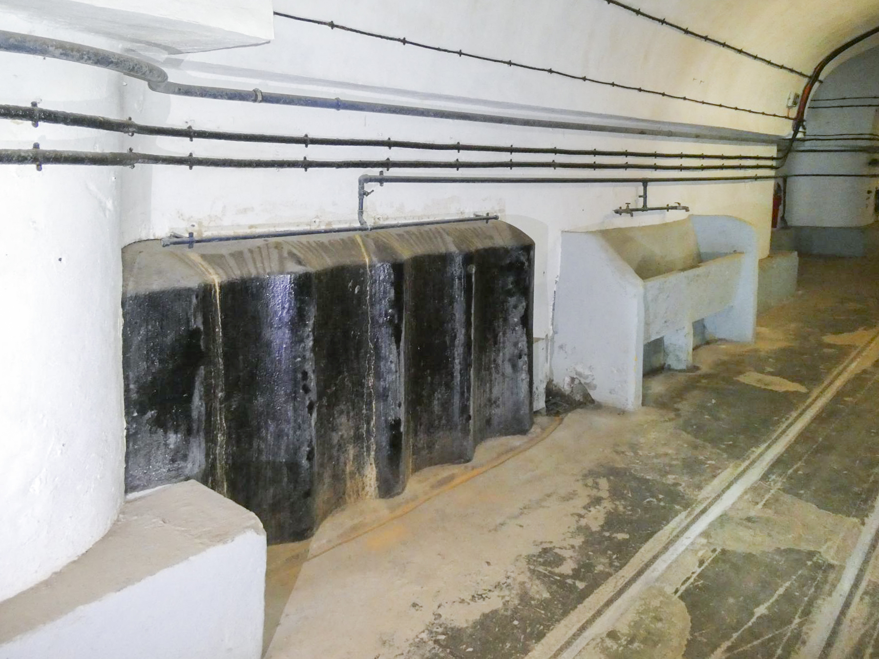 Ligne Maginot - FOUR A CHAUX - FAC - (Ouvrage d'artillerie) - Caserne
Urinoirs et lavabos - ELLENA Daniel - CUNY Philippe