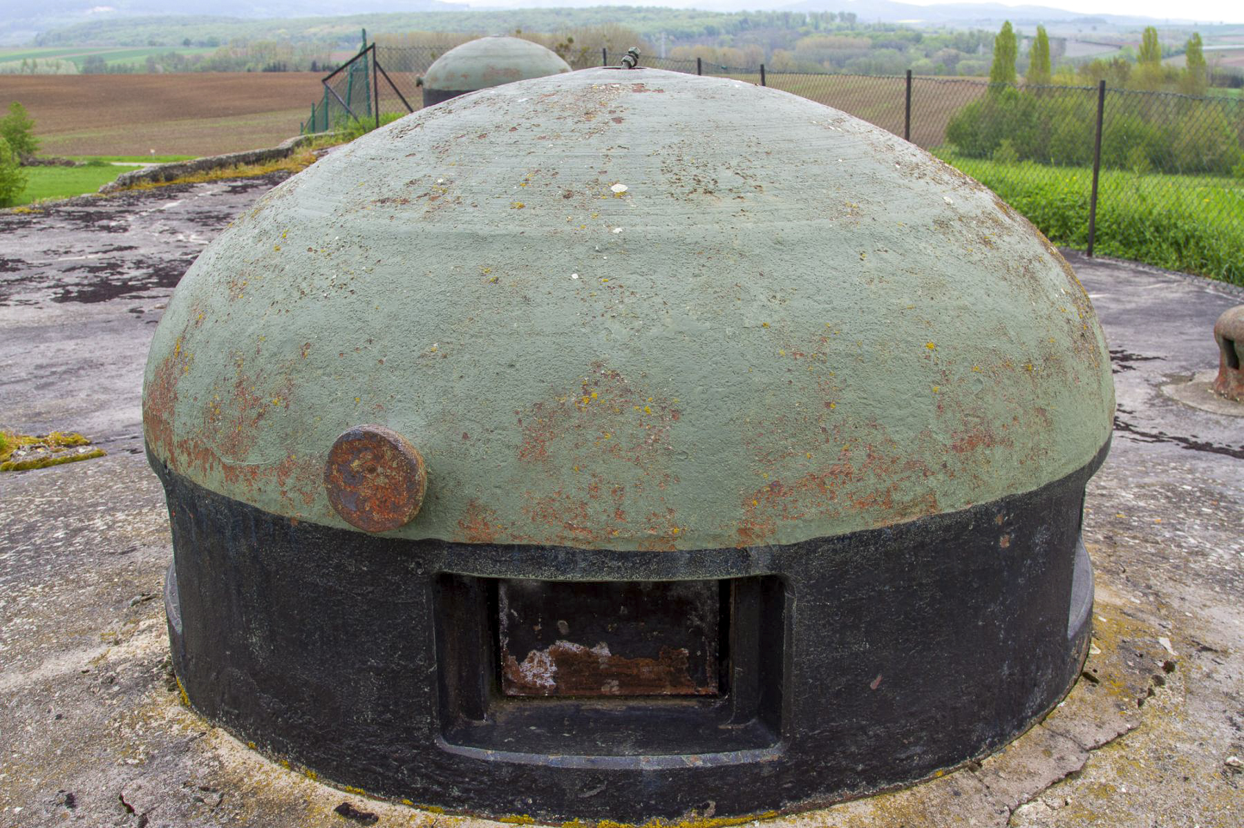 Ligne Maginot - SCHOENENBOURG - (Ouvrage d'artillerie) - Bloc 1
Deux cloches GFM dominent le bloc - Michel Teiten