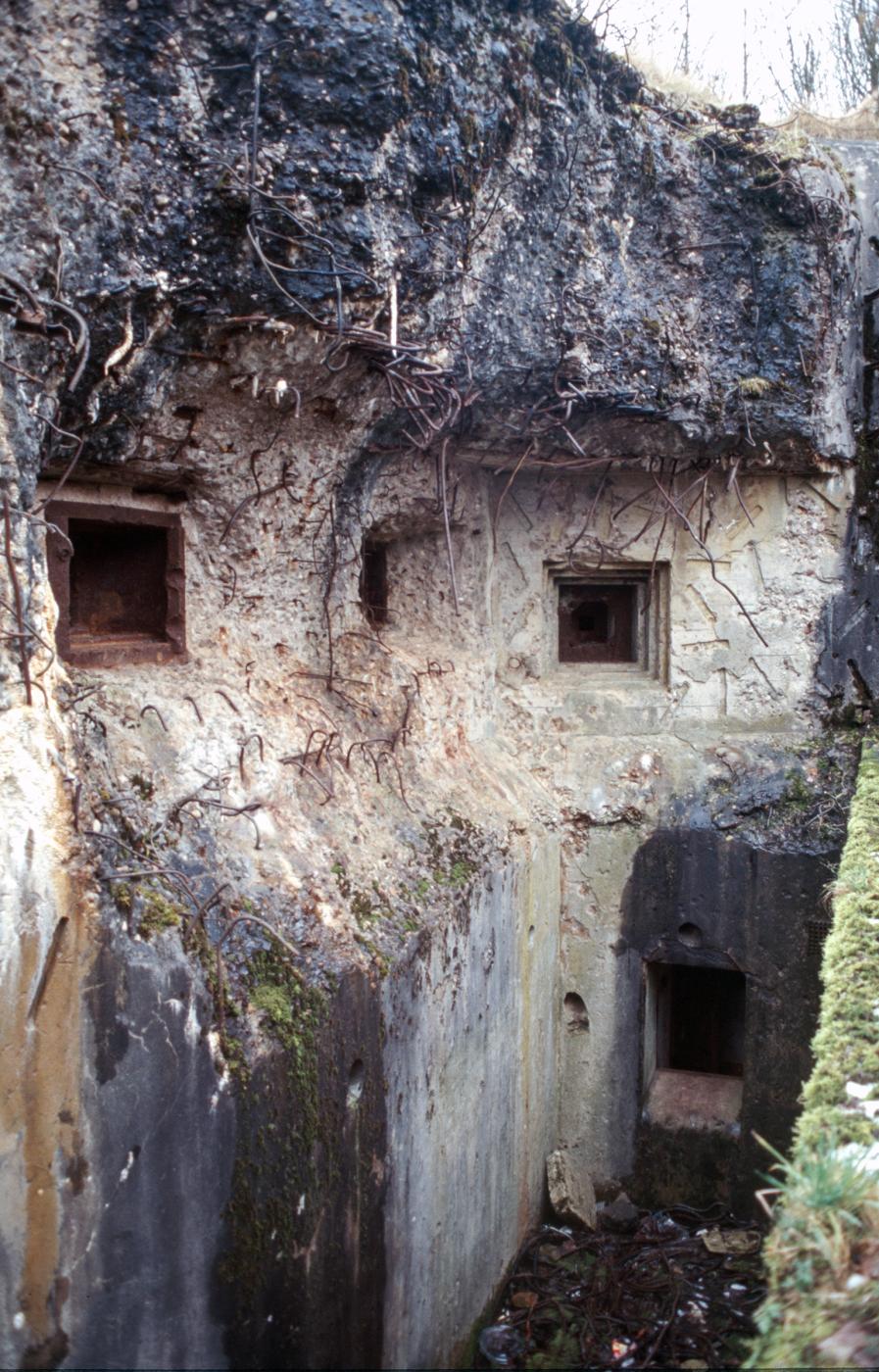 Ligne Maginot - TETING - A38 - (Ouvrage d'infanterie) - Bloc 3
Les dégâts de la façade
Le fossé avec l'issue de secours - Frédéric Lisch