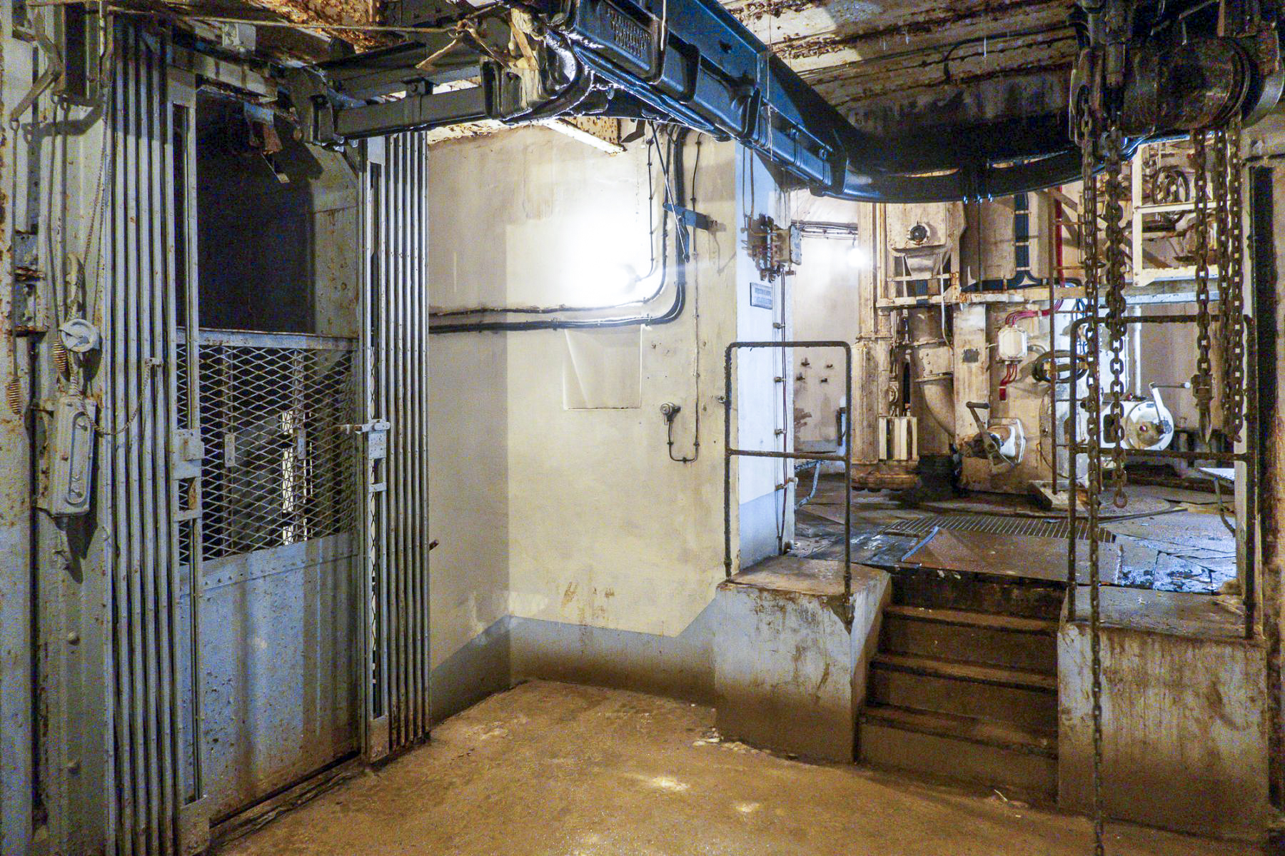 Ligne Maginot - SCHOENENBOURG - (Ouvrage d'artillerie) - Bloc 4
Etage intermédiaire avec le monte-charge à gauche - Michel Teiten