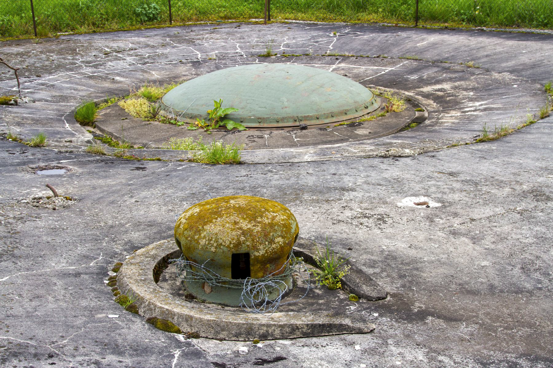 Ligne Maginot - SCHOENENBOURG - (Ouvrage d'artillerie) - Bloc 5
Cloche de prise d'air et tourelle de 81 - Michel Teiten