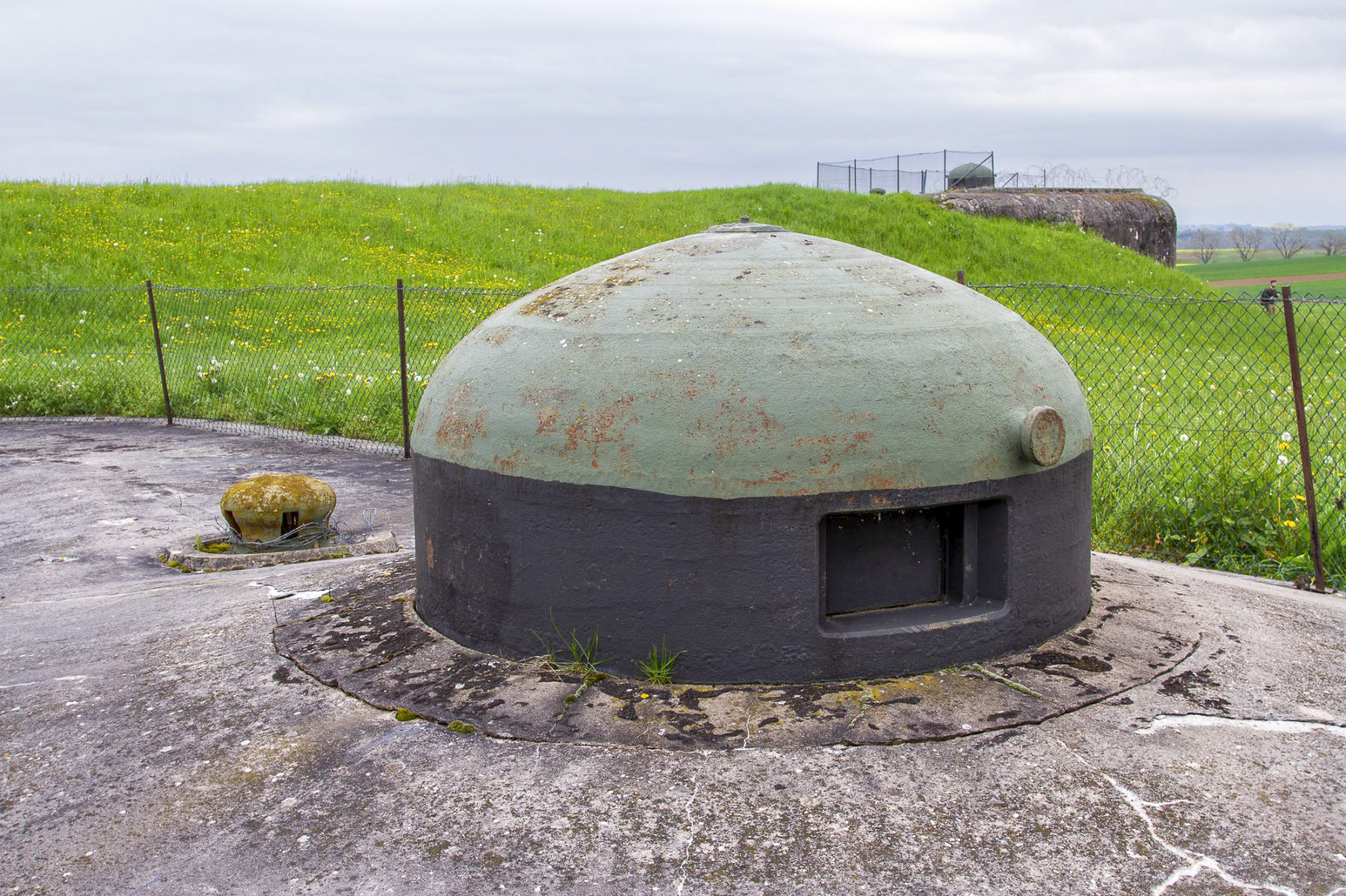 Ligne Maginot - SCHOENENBOURG - (Ouvrage d'artillerie) - Bloc 5
Cloche GFM. 
Le bloc 6 est visible à l'arrière-plan. - Michel Teiten