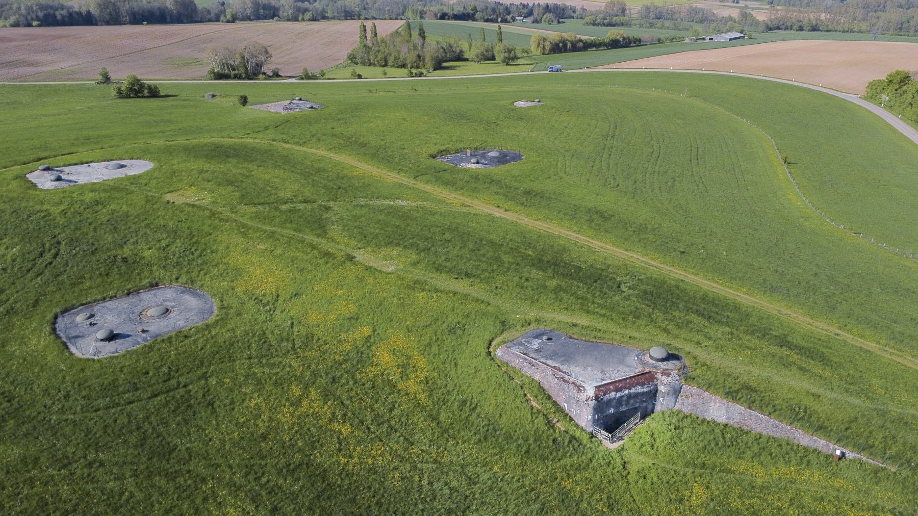 Ligne Maginot - SCHOENENBOURG - (Ouvrage d'artillerie) - Vue d'ensemble à partir du bloc 6 - ELLENA Daniel - CUNY Philippe