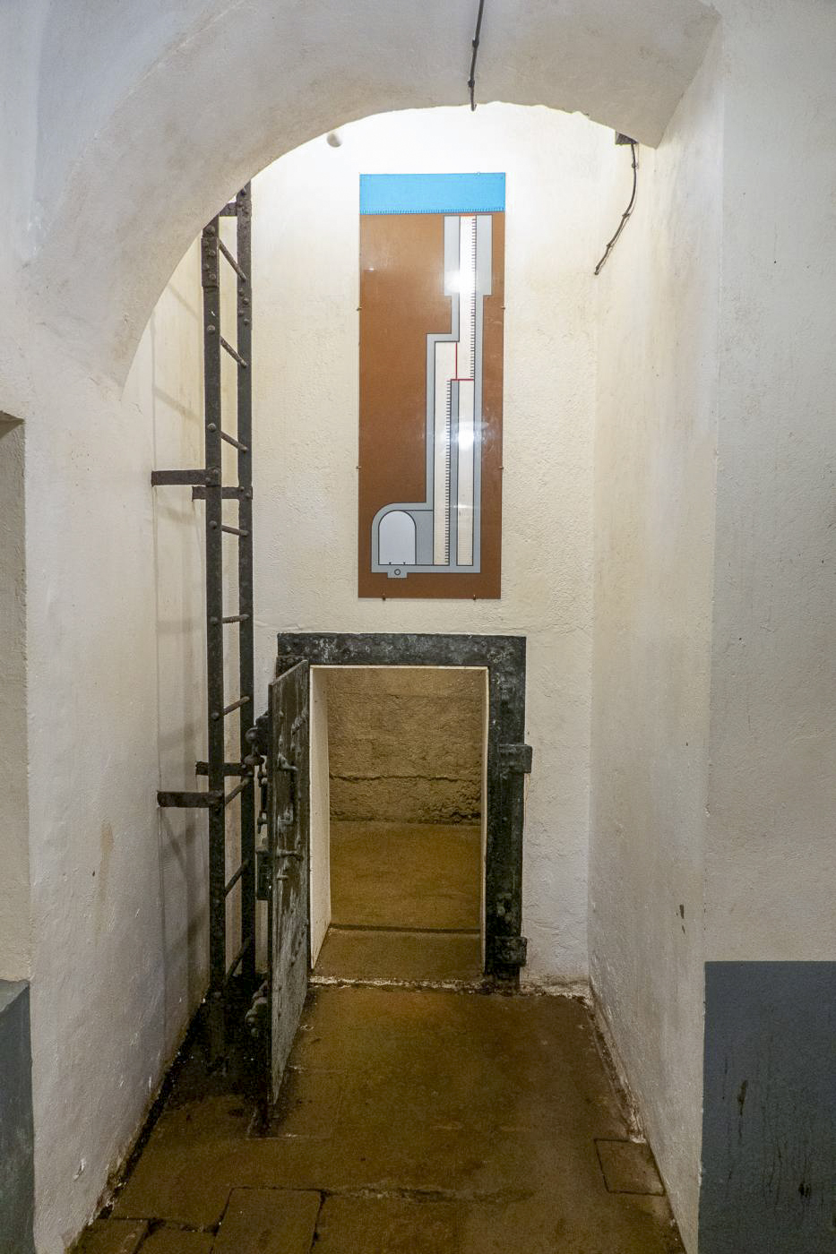 Ligne Maginot - SCHOENENBOURG - (Ouvrage d'artillerie) - Issue de secours
La porte ouverte donne sur le local destiné à recueillir le gravier lors de l'activation de l'issue. L'accès au puits de sortie se faisait par l'échelle au premier plan. - Michel Teiten