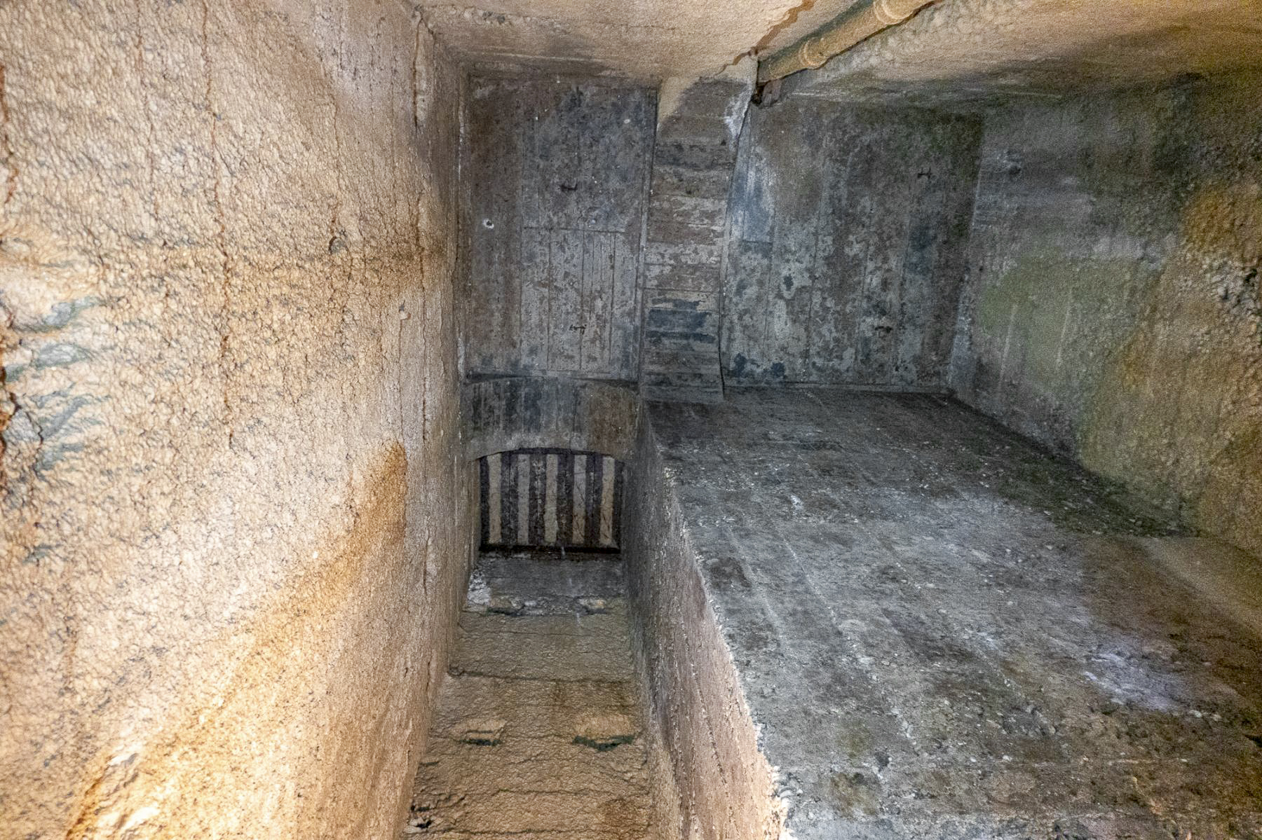 Ligne Maginot - SCHOENENBOURG - (Ouvrage d'artillerie) - Issue de secours
Intérieur du volumineux local destiné à recueillir le gravier lors de l'activation de l'issue. - Michel Teiten
