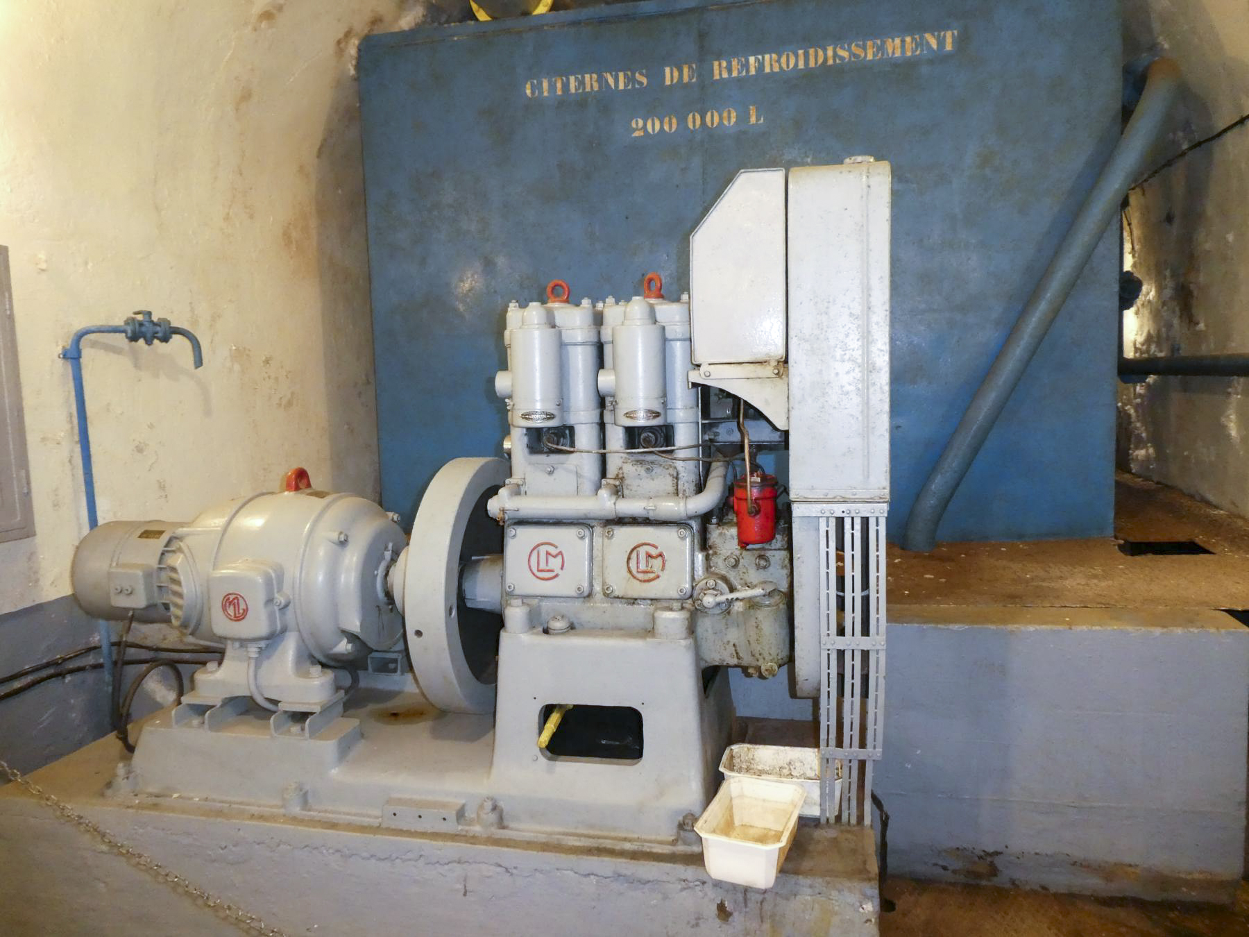 Ligne Maginot - SCHOENENBOURG - (Ouvrage d'artillerie) - L'usine électrique
Les citernes d'eau pour le refroidissement des moteurs et le moteur CLM - ELLENA Daniel - CUNY Philippe