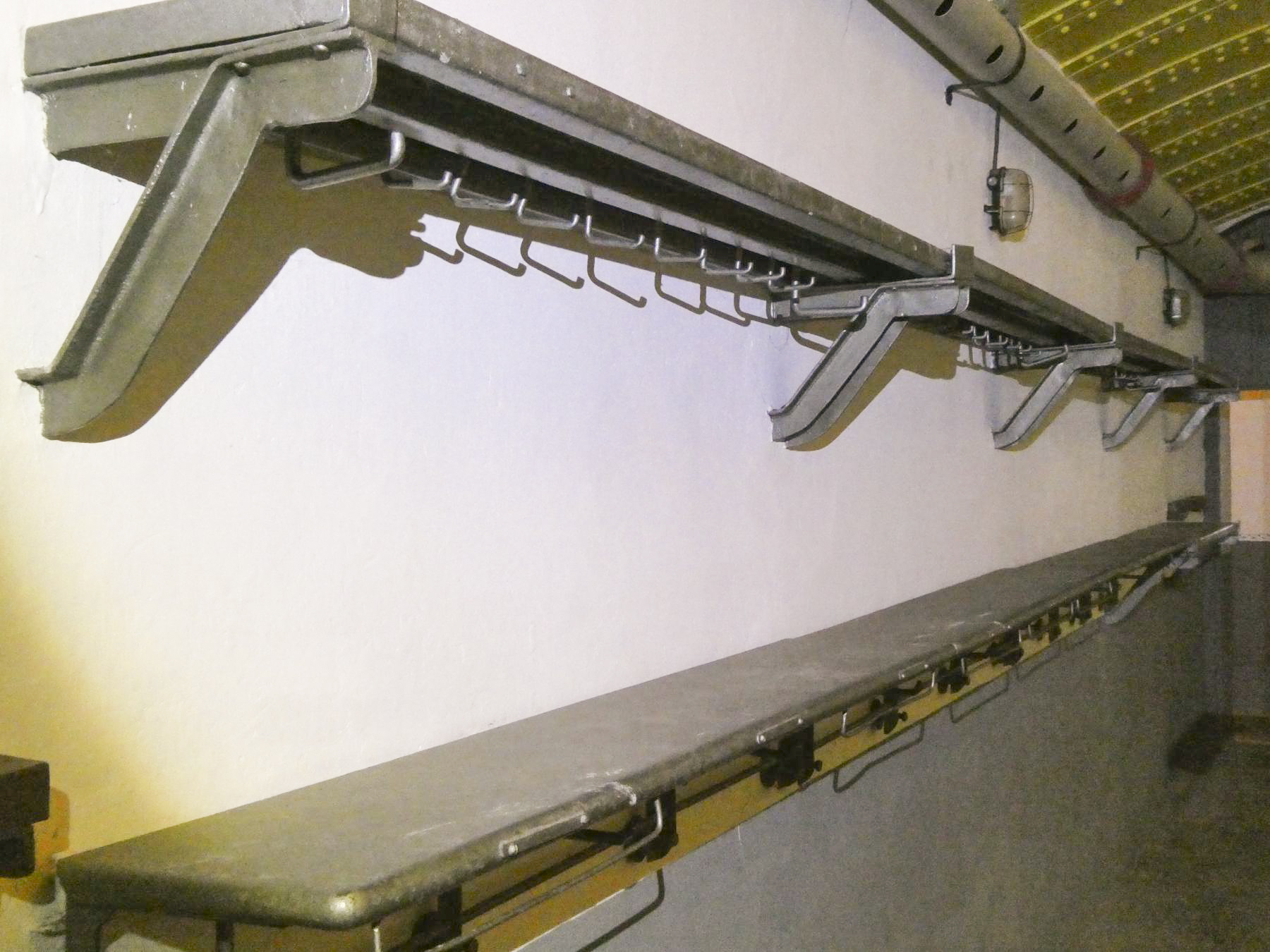 Ligne Maginot - HATTEN (I / 23° RIF) - (Abri) - Etagères et crochets de chambrée  - ELLENA Daniel - CUNY Philippe