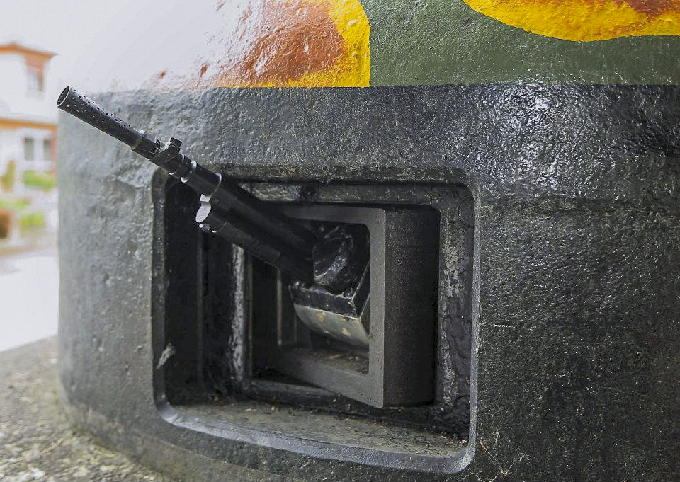 Ligne Maginot - ANCIENNE REDOUTE - (Abri) - La cloche GFM, le FM 24/29
L'arme étant, à l'inverse des créneaux de façade, dépourvue de système de maintien, elle donne l'impression de pendre.