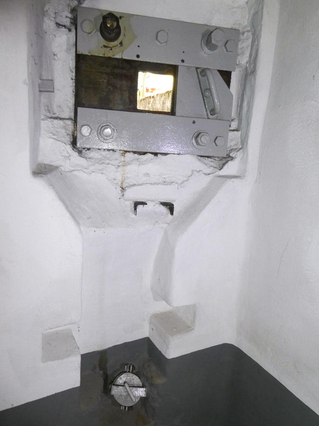 Ligne Maginot - ANCIENNE REDOUTE - (Abri) - Créneau FM d'entrée - ELLENA Daniel - CUNY Philippe