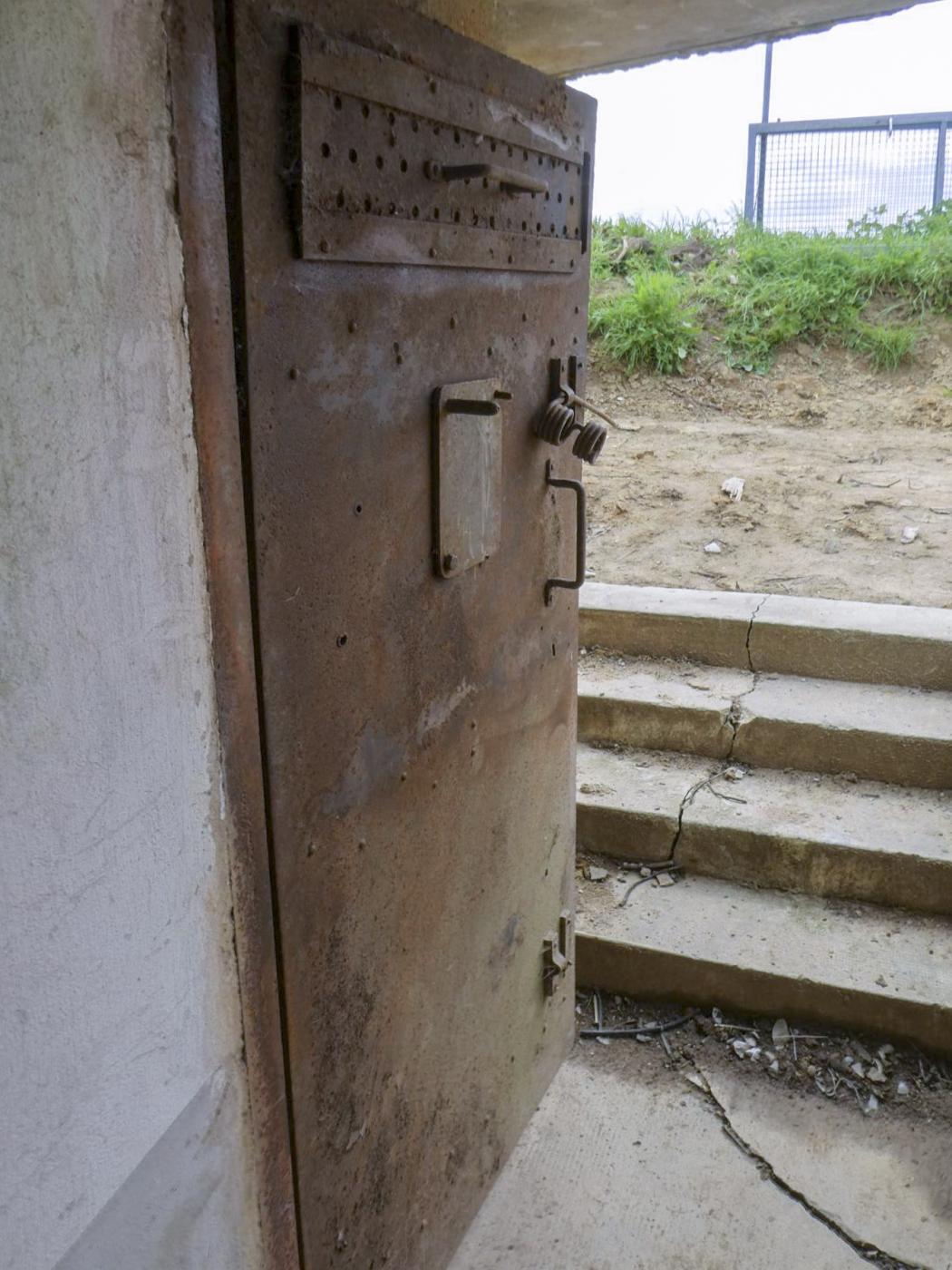 Ligne Maginot - REIMERSWILLER - (PC) - La porte blindée en cours de restauration - ELLENA Daniel - CUNY Philippe