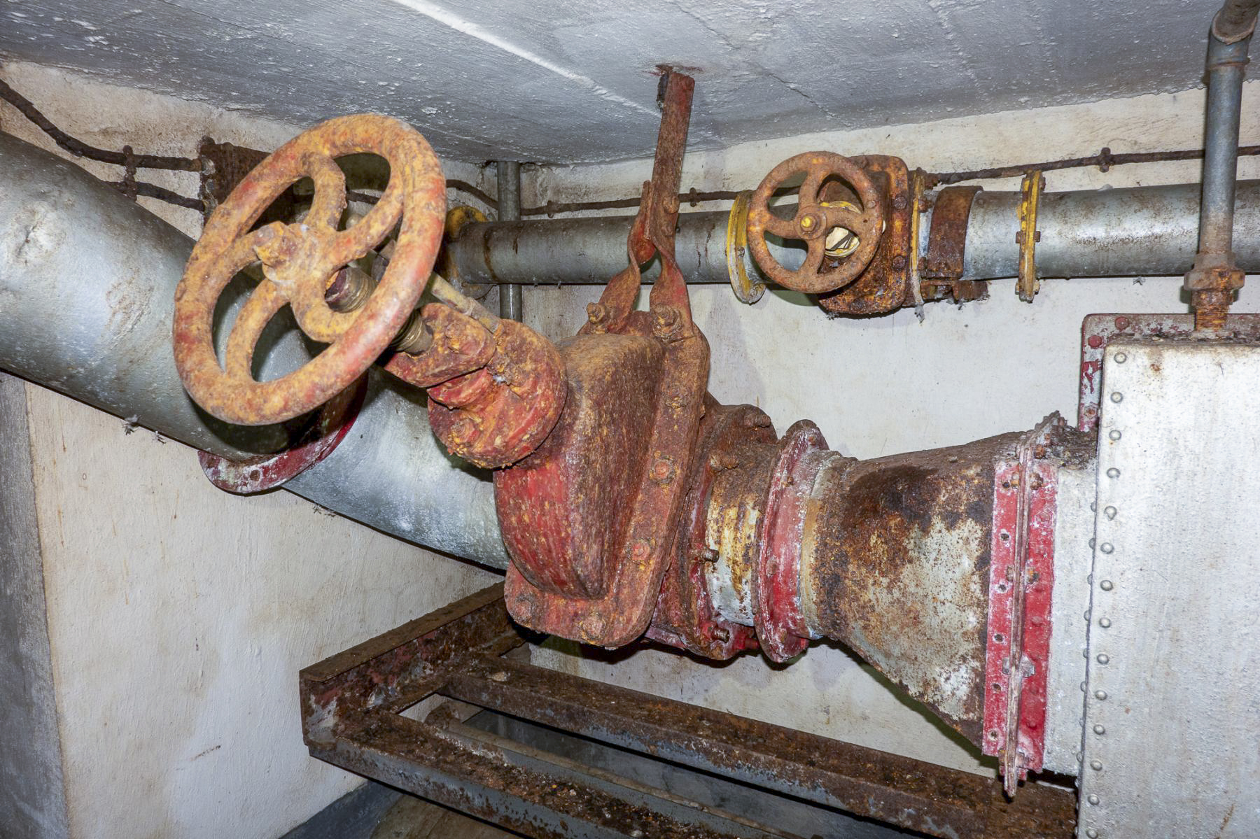 Ligne Maginot - HOCHWALD HAUT AVANT - BLOC 20 - O7 - (Observatoire d'artillerie) - Vanne air pur (rouge) et air vicié (jaune) - Michel Teiten