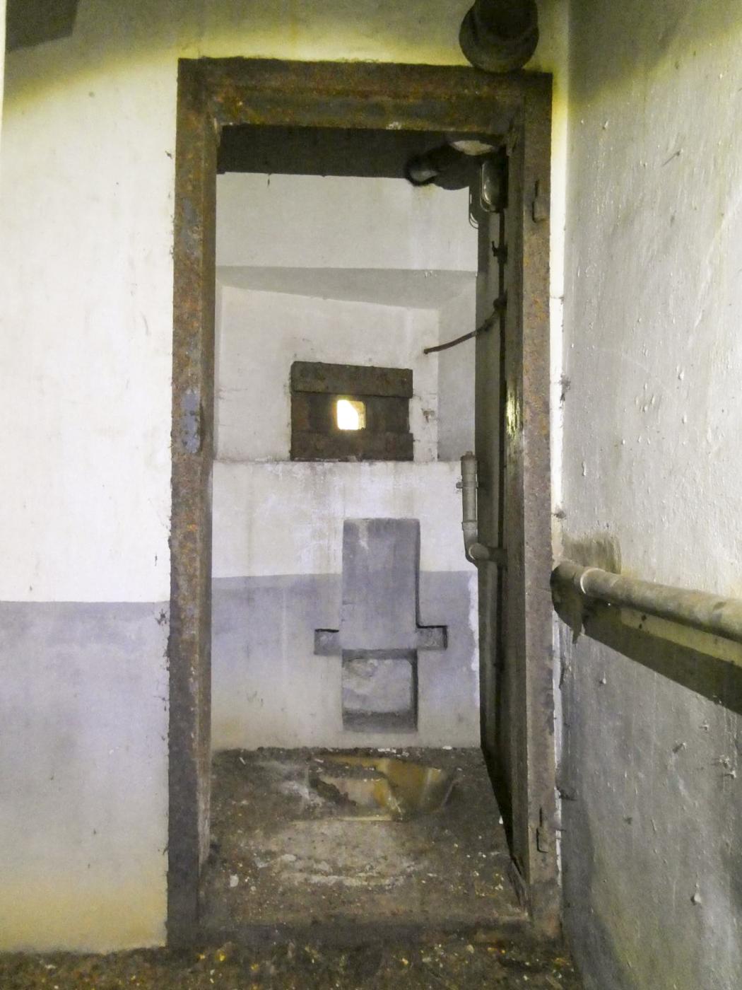 Ligne Maginot - HOCHWALD HAUT AVANT - BLOC 20 - O7 - (Observatoire d'artillerie) - Latrine et créneau FM - ELLENA Daniel-CUNY Philippe