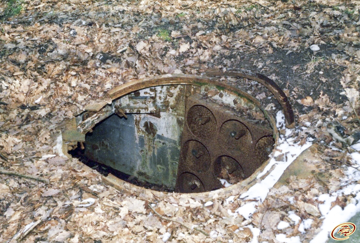 Ligne Maginot - TAUBRUNNENWALD 4 - FT - (Blockhaus pour arme infanterie) - Peinture murale encore apparente et support chargeur camembert - Paul HARY