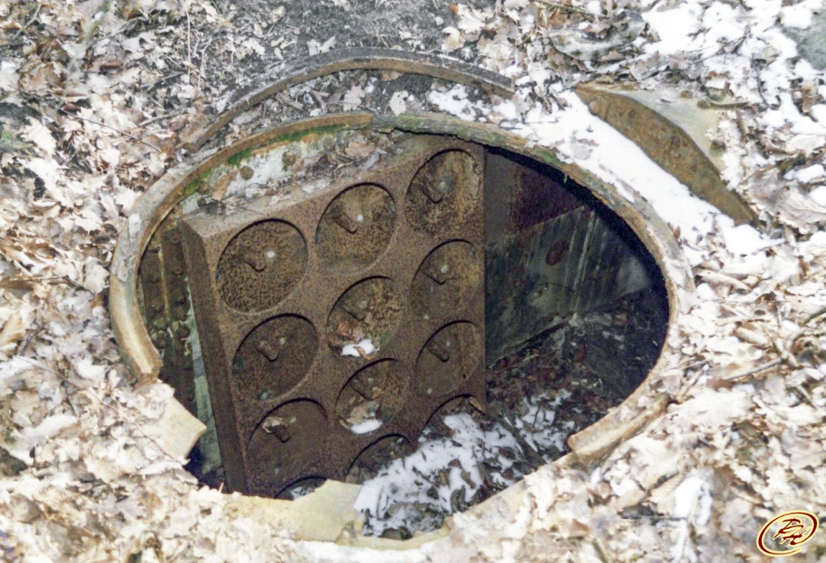 Ligne Maginot - TAUBRUNNENWALD 4 - FT - (Blockhaus pour arme infanterie) - Peinture murale encore apparente et support chargeur camembert - Paul HARY