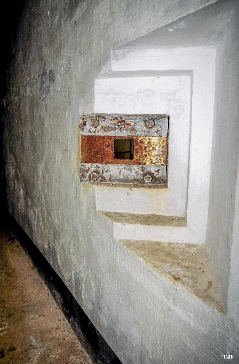 Ligne Maginot - CASTILLON (CN) - EO8 - (Ouvrage d'artillerie) - Bloc 1
Créneau de défense du hall de l'entrée