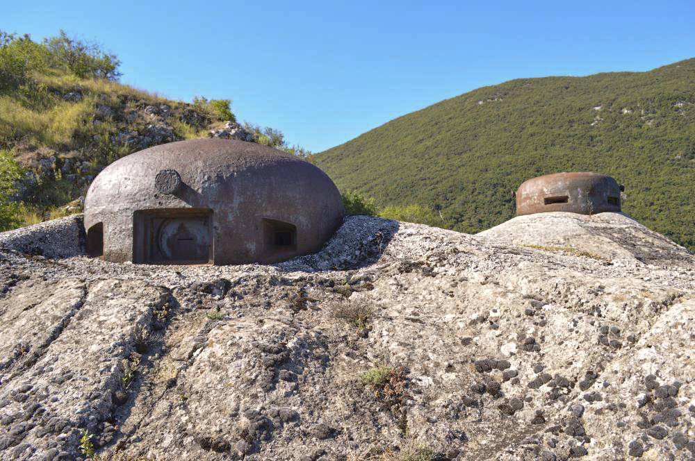 Ligne Maginot - CASTILLON (CN) - EO8 - (Ouvrage d'artillerie) - Bloc 4
La cloche mitrailleuse et la cloche VDP au second plan