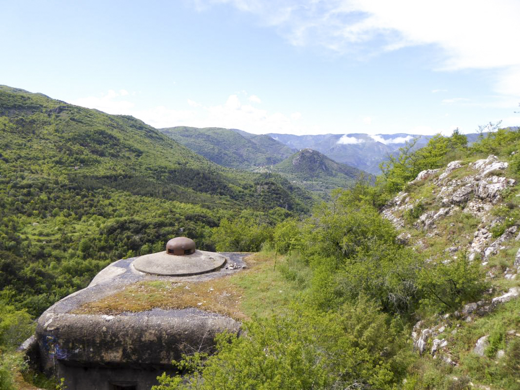 Ligne Maginot - CASTILLON (CN) - EO8 - (Ouvrage d'artillerie) - Bloc 6
Le Barbonnet au fond