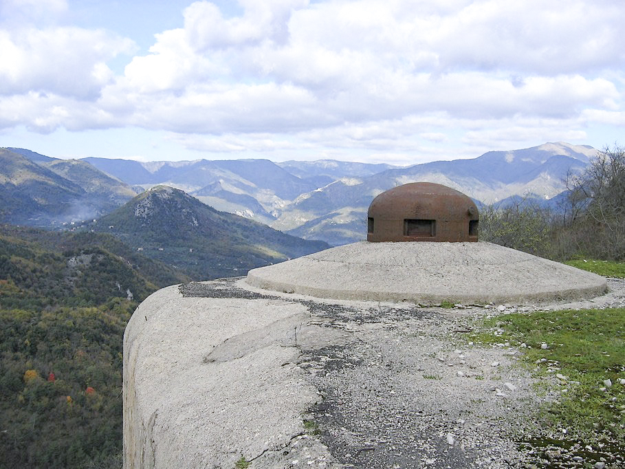 Ligne Maginot - CASTILLON (CN) - EO8 - (Ouvrage d'artillerie) - Bloc 6
Vue prise depuis les dessus du bloc 6, à l'arrière plan, le mont Barbonnet.