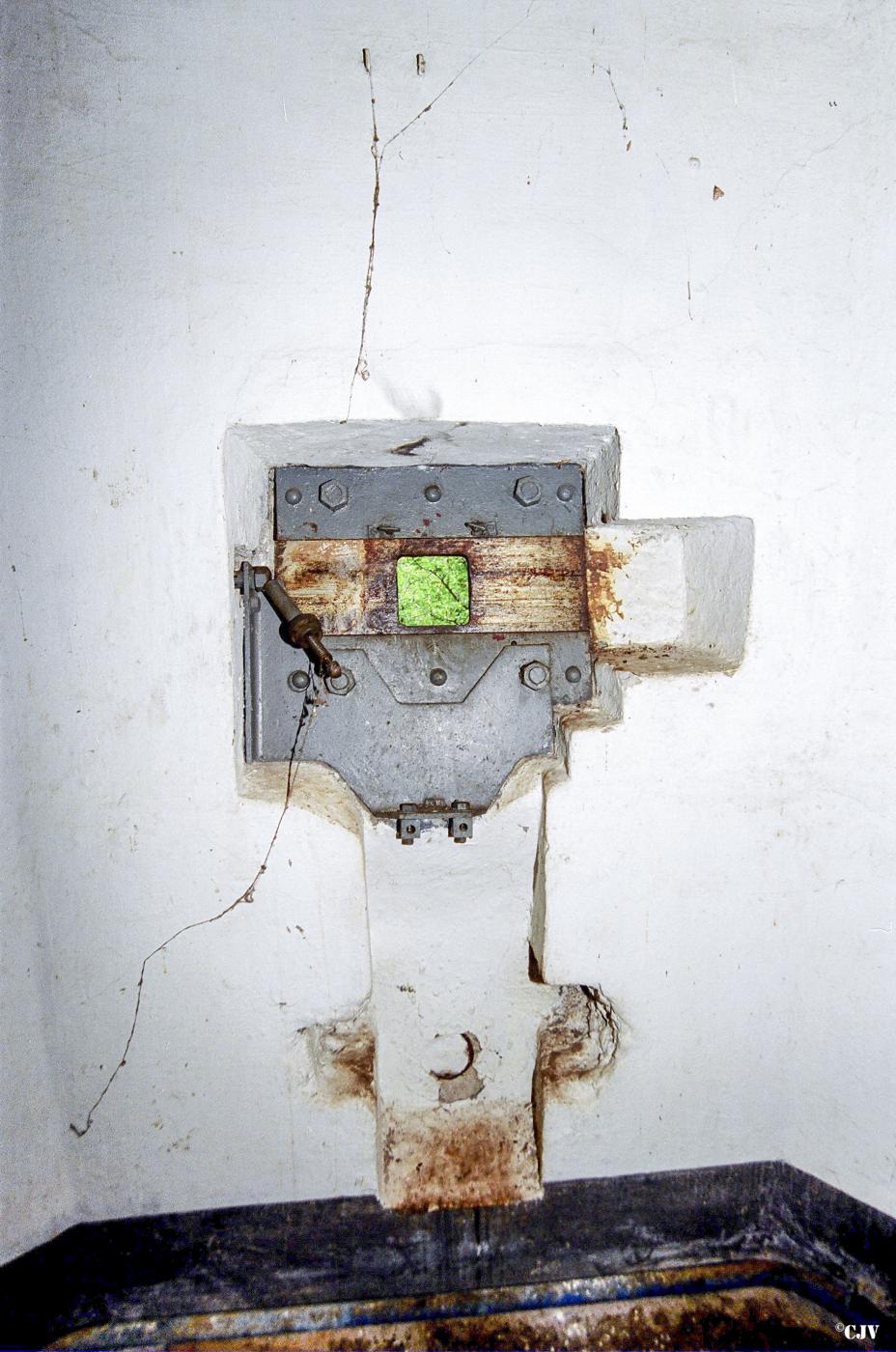 Ligne Maginot - CASTILLON (CN) - EO8 - (Ouvrage d'artillerie) - Bloc 3
Créneau pour la défense des arrières du bloc - Lia VERMEULEN