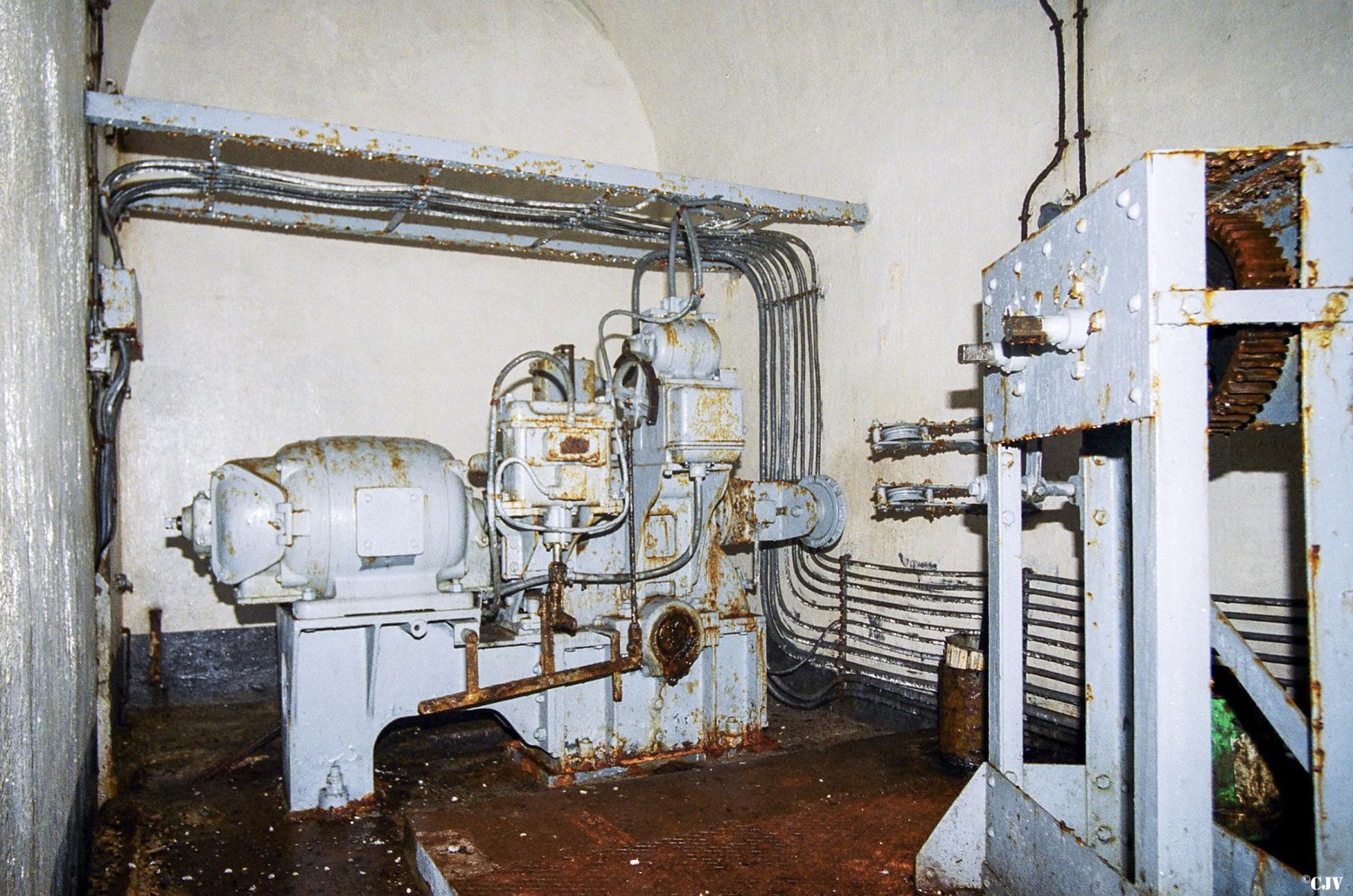 Ligne Maginot - CASTILLON (CN) - EO8 - (Ouvrage d'artillerie) - La machinerie des monte-charges - Lia VERMEULEN