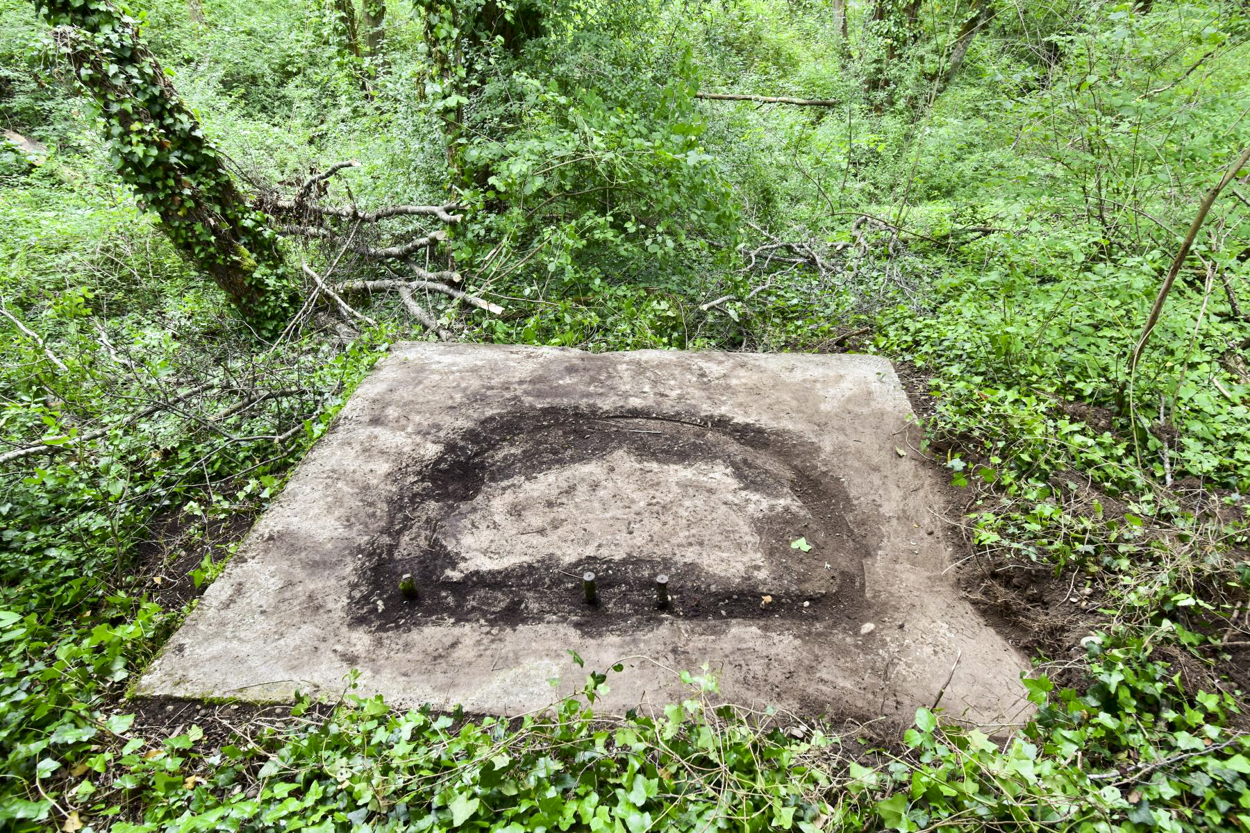 Ligne Maginot - BATTENHEIM ECLUSE 44 NORD 2 - (Cuve pour canon) - Vue de la plate-forme dégagée.
Les inscriptions sont dans les angle à droite. - Daniel Froehly