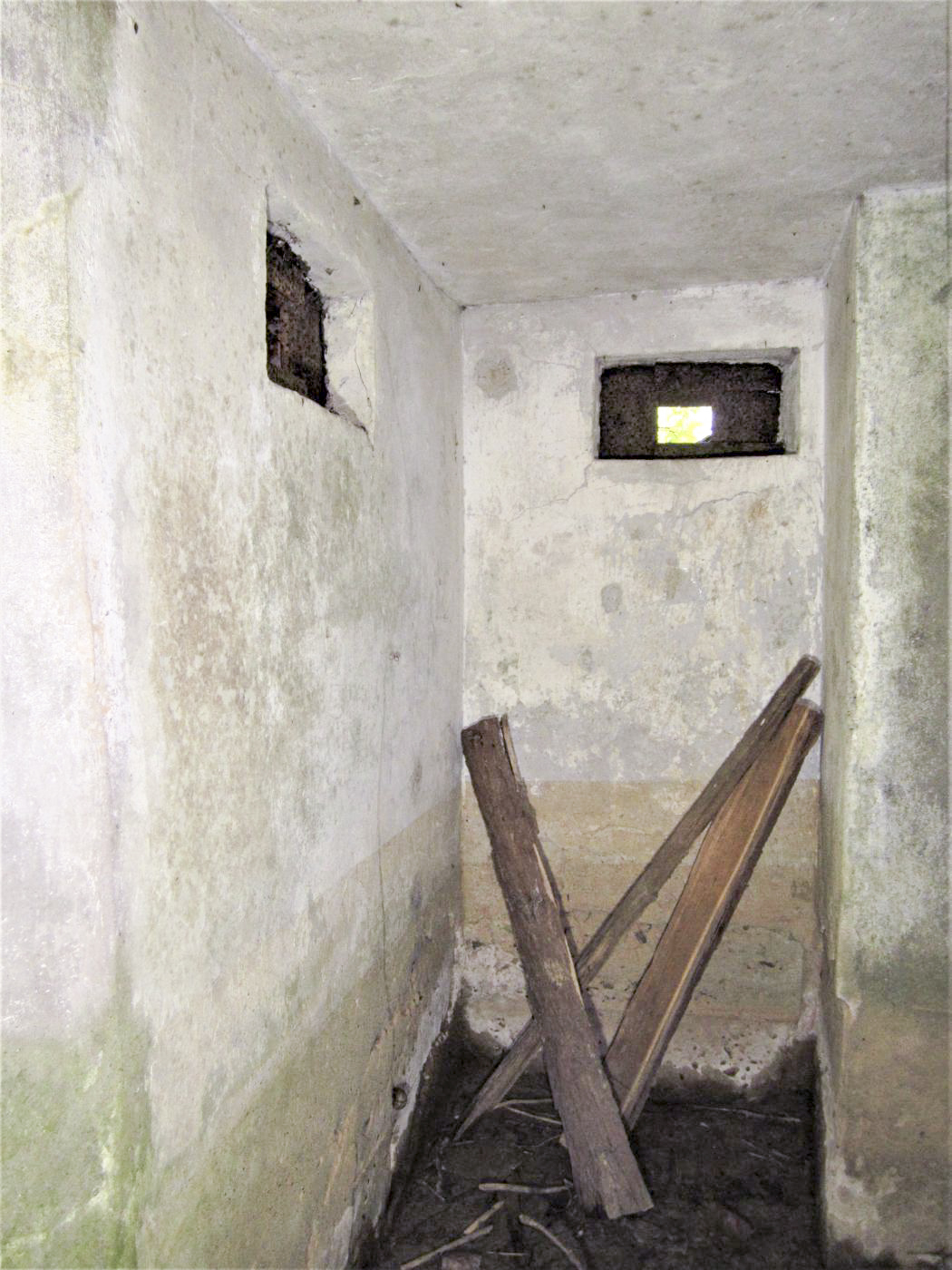 Ligne Maginot - GROSSMATTEN - (Blockhaus pour arme infanterie) - La caponnière et ses deux créneaux de fusillade couvrant l'entrée en chicane - Gregory Fuchs