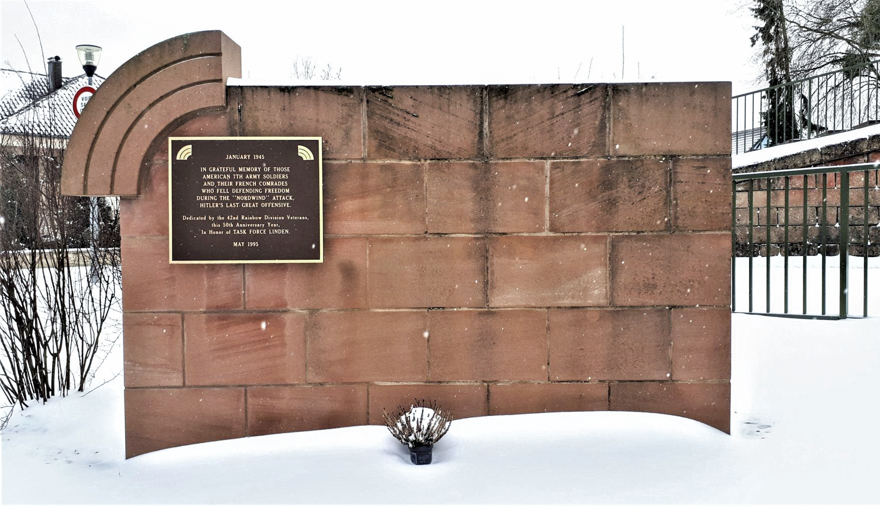 Ligne Maginot - 16/3 - KILSTETT - (Casemate d'infanterie - Double) - Monument commémoratif des combats de janvier 1945 érigé a coté de la casemate lors du cinquantenaire de la libération - Gregory Fuchs