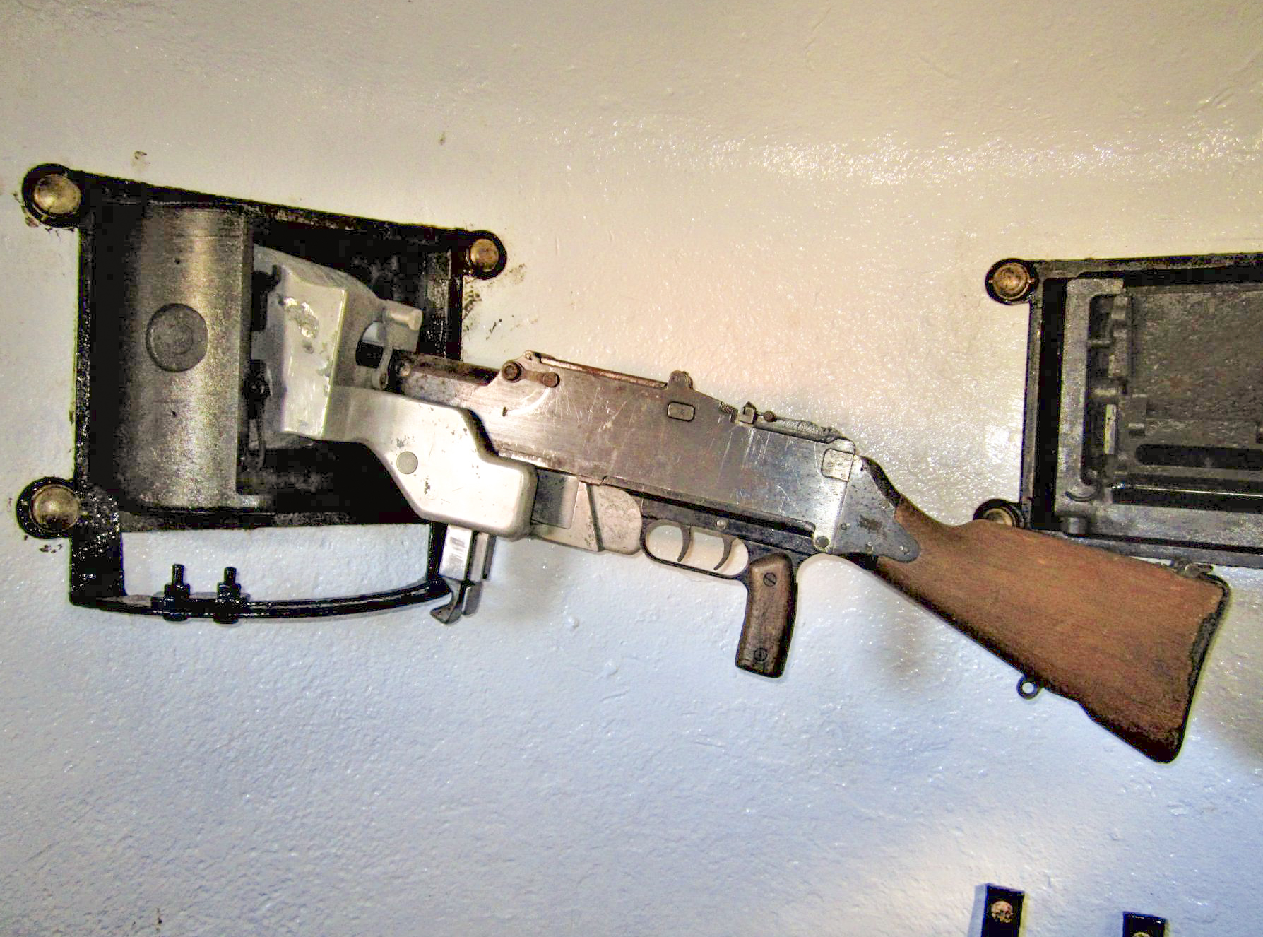 Ligne Maginot - 16/3 - KILSTETT - (Casemate d'infanterie - Double) - Cloche GFM
FM en place dans un créneau - Gregory Fuchs