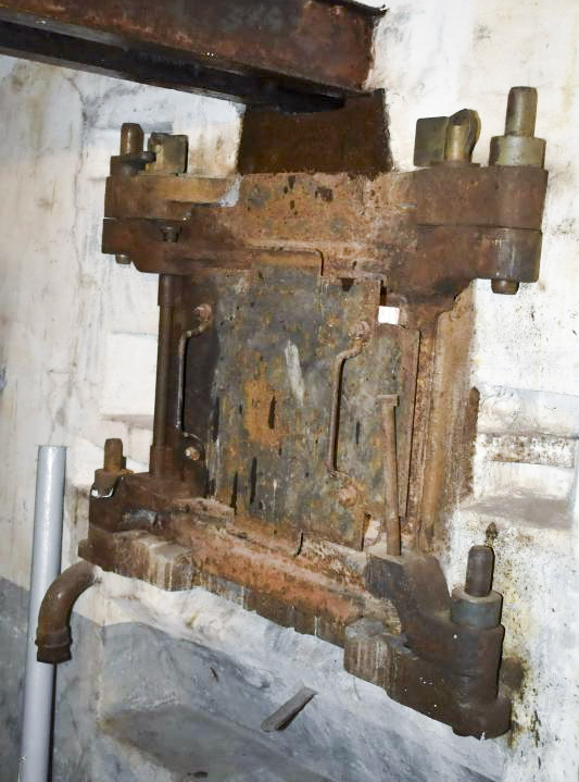 Ligne Maginot - 16/3 - KILSTETT - (Casemate d'infanterie - Double) - Chambre de tir nord
Créneau canon de 47 et JM avant restauration