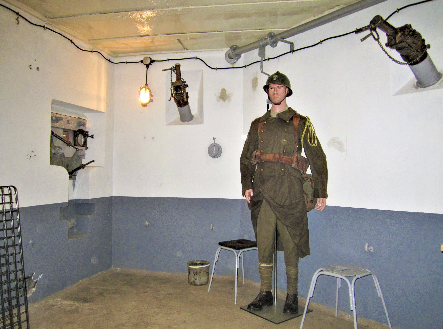 Ligne Maginot - 16/3 - KILSTETT - (Casemate d'infanterie - Double) - Chambre de tir nord
Coffre FM de défense de l'entrée et goulottes à grenades - Gregory Fuchs