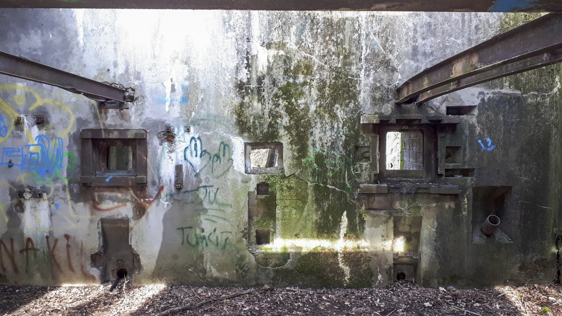 Ligne Maginot - SUNDHOUSE - (Stand de tir) - De gauche à droite : trémie n°1, créneau de cloche GFM type A, trémie n°4 et goulotte à grenades