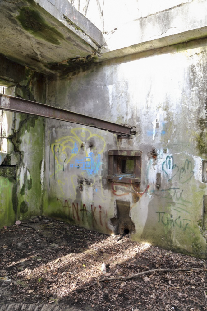 Ligne Maginot - SUNDHOUSE - (Stand de tir) - Trémie n°1 avec bi-rail pour canon de 37