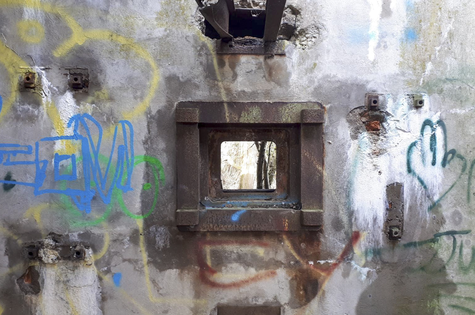 Ligne Maginot - SUNDHOUSE - (Stand de tir) - Trémie n°1 avec à gauche le support de la mitrailleuse de 13,2 et à droite le support du jumelage. En haut le bi-rail du canon de 37
