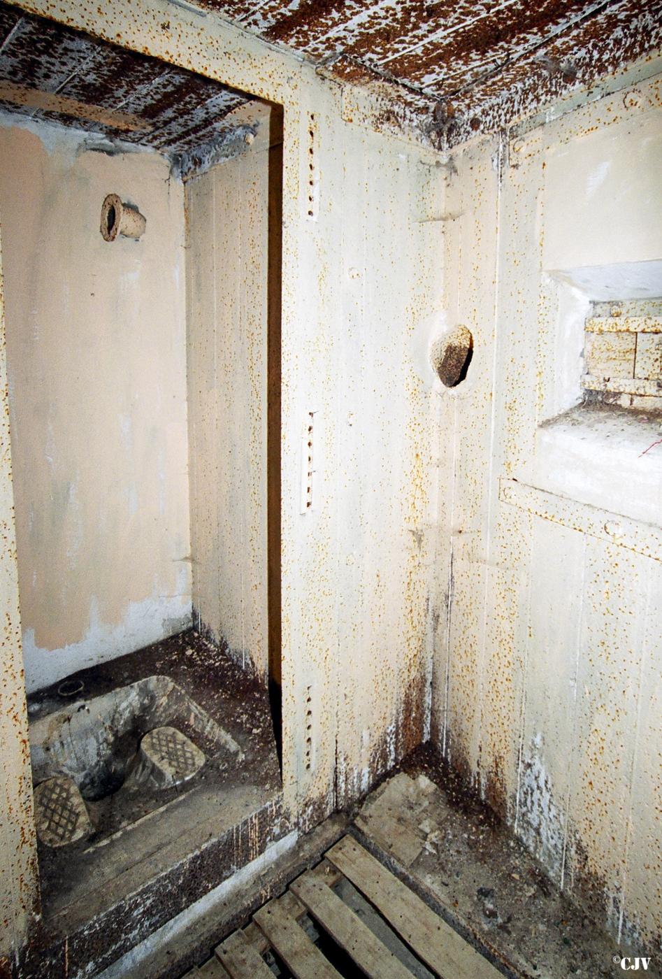Ligne Maginot - 84 - CHEMIN CREUX - (Casemate d'infanterie - Double) - Latrines et créneau FM - Lia VERMEULEN