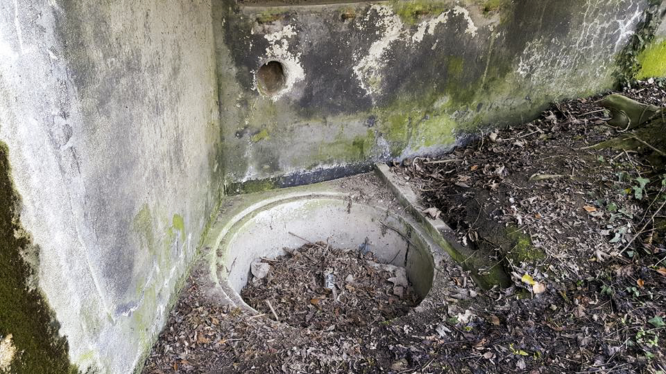 Ligne Maginot - 84 - CHEMIN CREUX - (Casemate d'infanterie - Double) - Fosse à douilles du créneau mitrailleuse nord-est - Manuel KLENCK