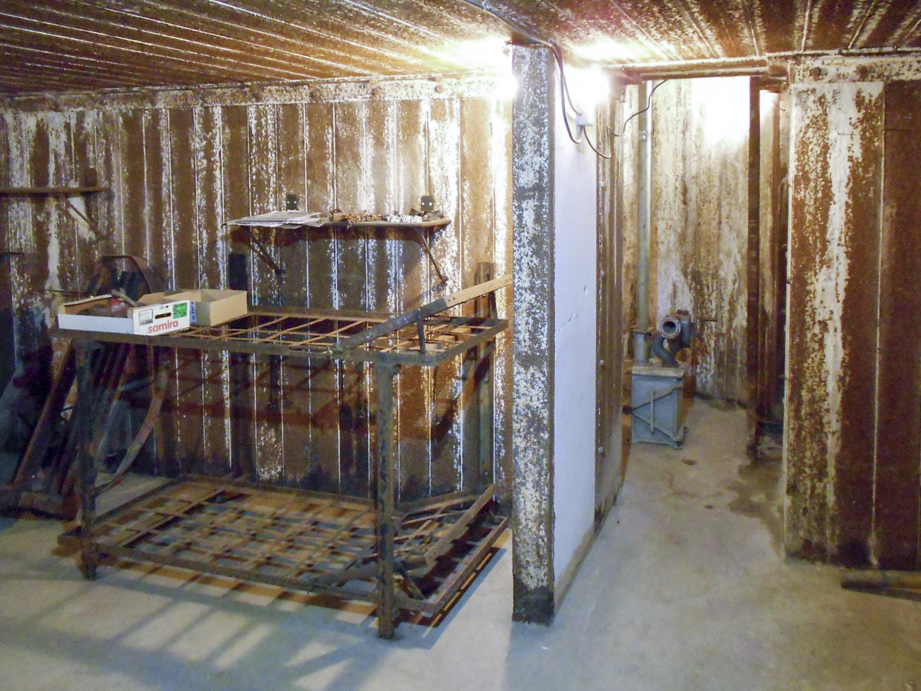 Ligne Maginot - 84 - CHEMIN CREUX - (Casemate d'infanterie - Double) - Lits rabattables en arrière de la chambre de tir, et couloir d’accès au puits de cloche GFM