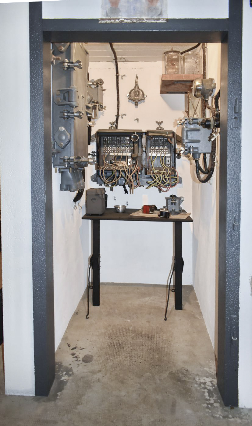 Ligne Maginot - 84 - CHEMIN CREUX - (Casemate d'infanterie - Double) - Le central téléphonique à 12 directions attenant au PC - Daniel Froehly