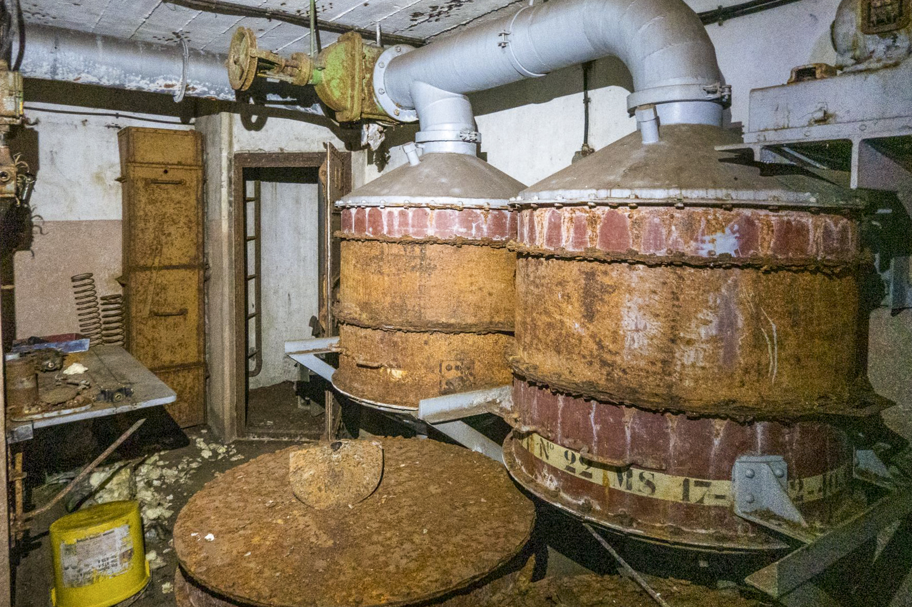 Ligne Maginot - BOUSSE - A24 - (Ouvrage d'infanterie) - Bloc 2
Filtres dans le bloc. L'entrée de la cloche GFM est visible à l'arrière-plan. - Michel Teiten