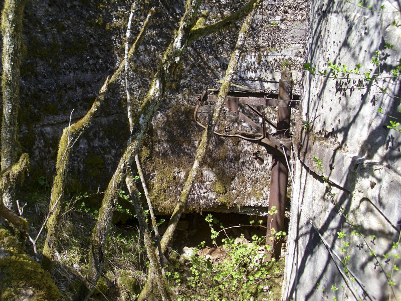 Ligne Maginot - COUCOU - A20 - (Ouvrage d'infanterie) - Bloc 2
Le mat support du caisson blindé pour le projecteur (non monté) et le support du projecteur provisoire