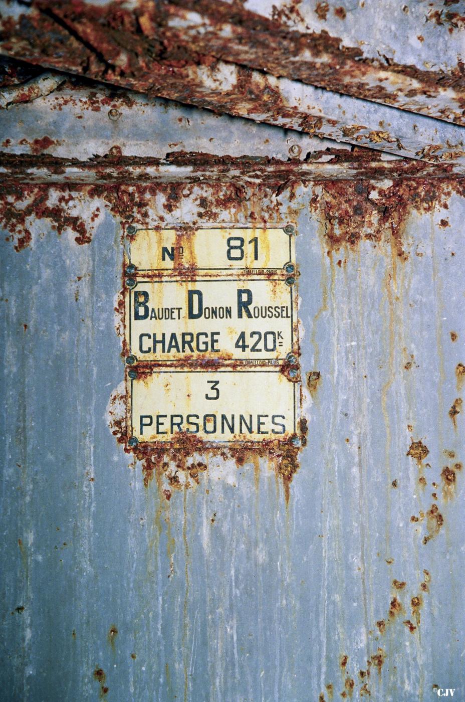Ligne Maginot - COUCOU - A20 - (Ouvrage d'infanterie) - Bloc 2
La signalisation dans la cabine du monte-charge
