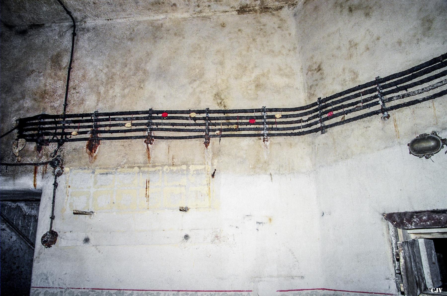 Ligne Maginot - COUCOU - A20 - (Ouvrage d'infanterie) - Le blockhaus pour la défense de la galerie. 
Voir les notes de musique posées sur les cables utilisés comme une portée