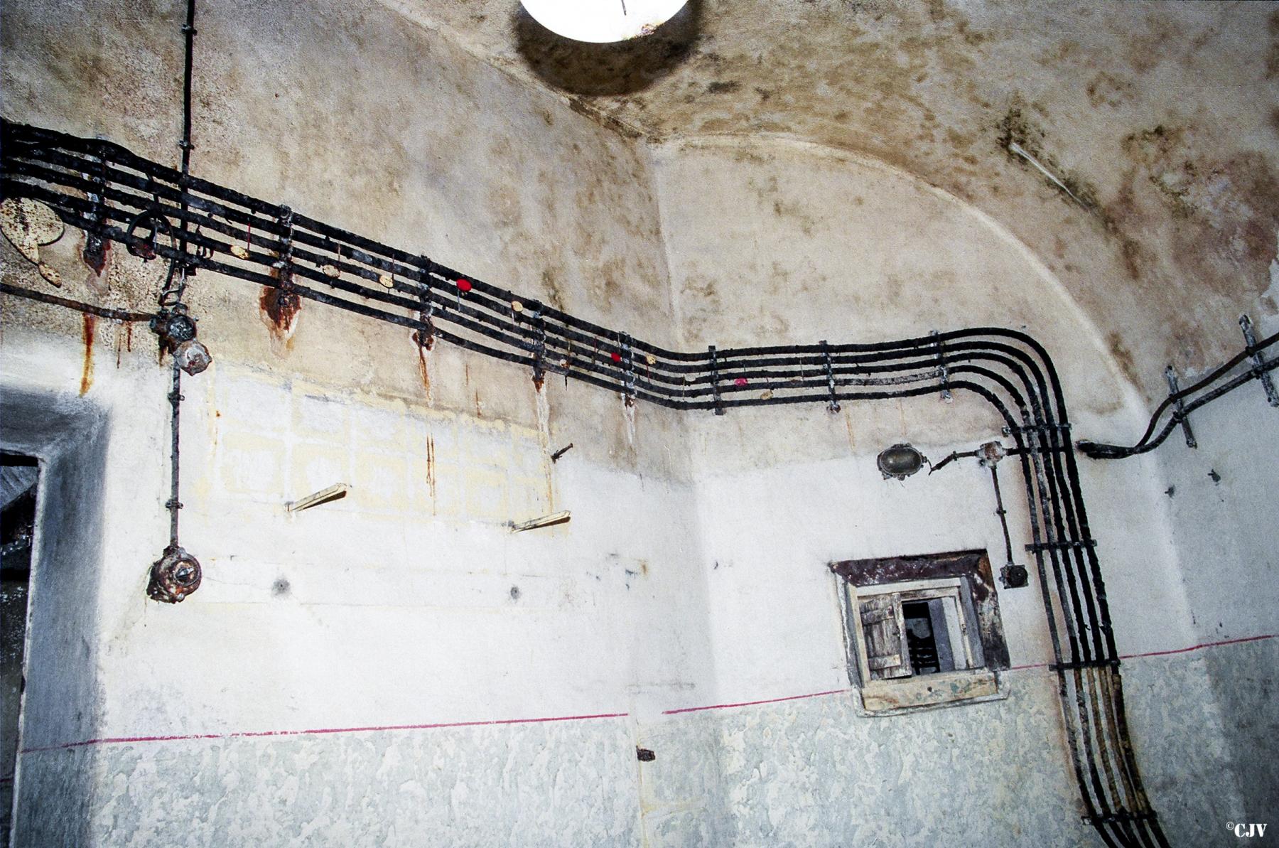 Ligne Maginot - COUCOU - A20 - (Ouvrage d'infanterie) - Le blockhaus pour la défense de la galerie.
Voir les notes de musique posées sur les cables utilisés comme une portée - Lia VERMEULEN