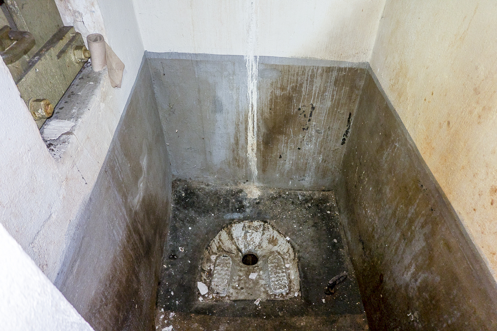Ligne Maginot - HATTEN - O1 - (Observatoire d'artillerie) - Latrines au pied du créneau FM de défense du couloir d'entrée - Michel Teiten