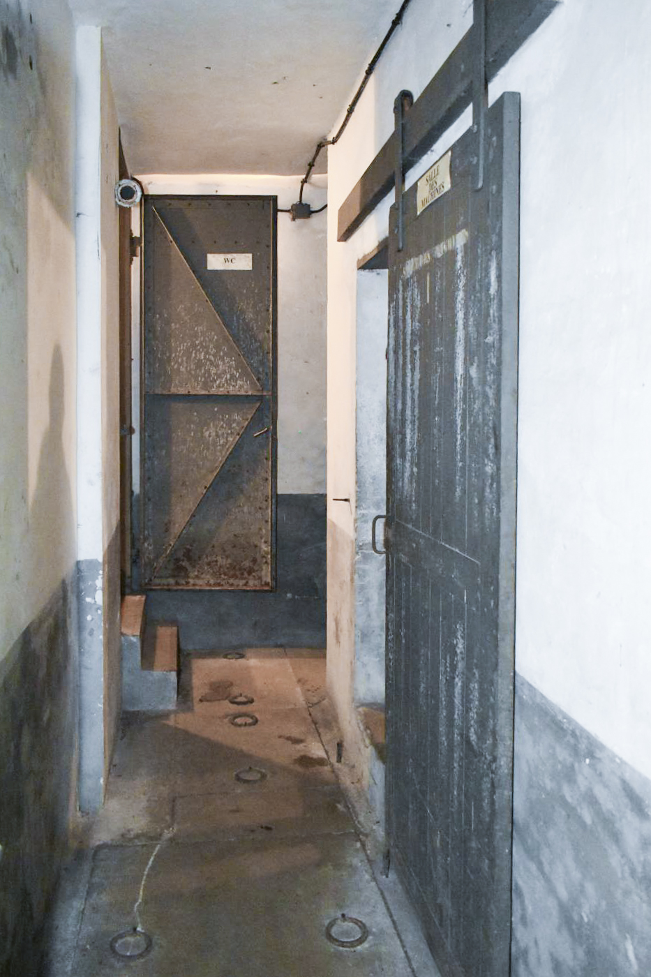 Ligne Maginot - HEIDENBUCKEL - (Abri) - Couloir avant avec la porte coulissante de la salle des machines et l'entrée des latrines - Daniel Froehly