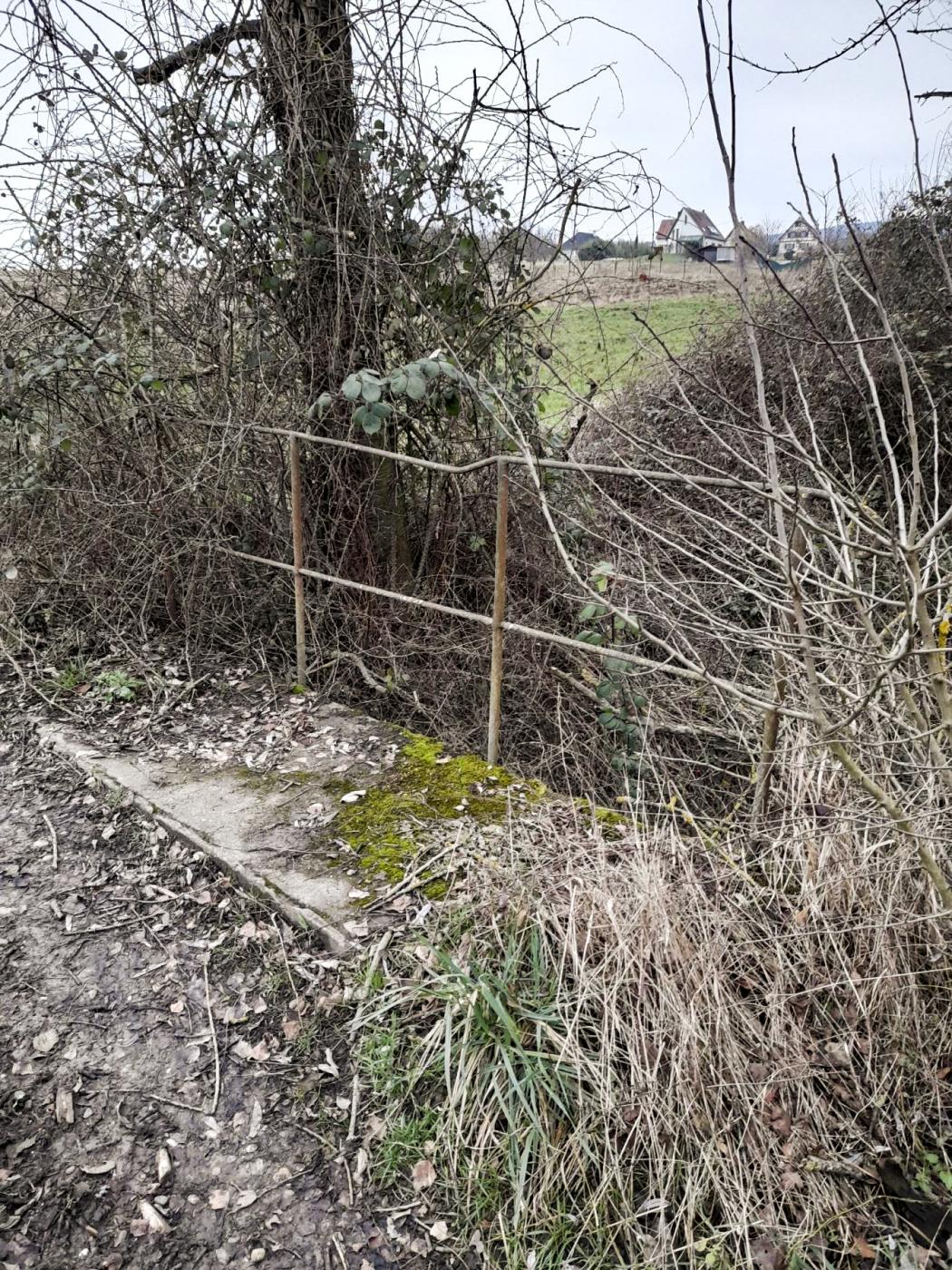 Ligne Maginot - VF60 - ANTENNE DE L'OUVRAGE DU HOCHWALD - (RESEAU - Voie 60 - Antenne ou rocade ferroviaire) - 30 - PONT de LAMPERTSLOCH
Les barrières sont encore présentes d'un côté du pont