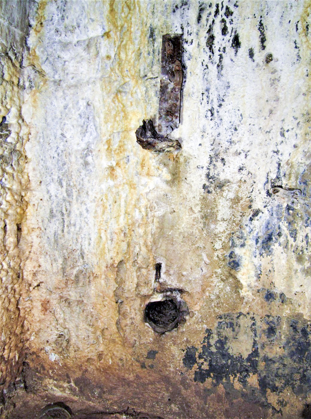 Ligne Maginot - LEMBACH - (Ouvrage d'infanterie) - Bloc 3
Fourreau et support des câbles d'alimentation du projecteur - Gregory Fuchs